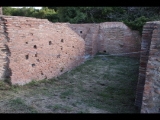 00616 ostia - regio v - insula xii - tabernae der horrea (v,xii,2) - bli von der suedseite ri osten - taberna vi - dritter raum - 09-2022.jpg